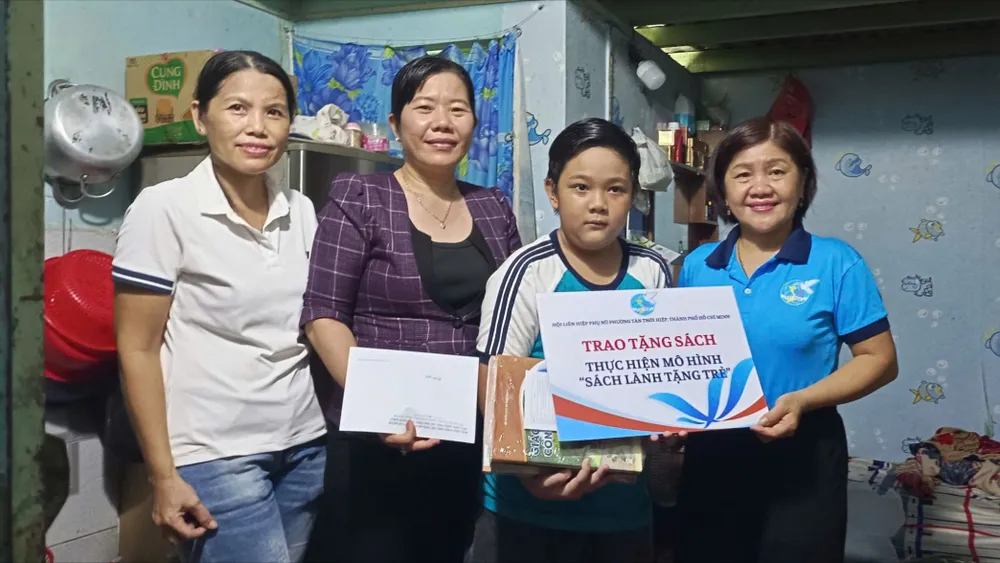  Hội LHPN phường Tân Thới Hiệp trao tặng sách giáo khoa cho một học sinh có hoàn cảnh khó khăn (ẢNH: NGUYỄN LOAN)