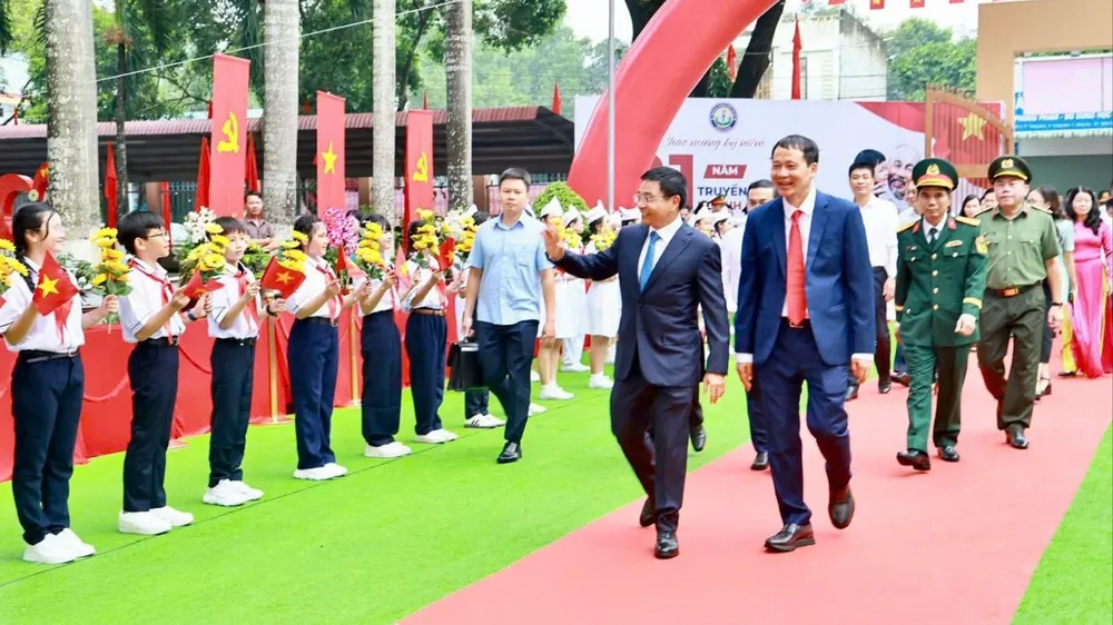 Phó Thủ tướng Nguyễn Văn Thắng; Bí thư Thành ủy, Trưởng đoàn Đại biểu Quốc hội TP Đồng Nai Vũ Hồng Văn dự lễ khai giảng tại Trường THCS Hùng Vương. Ảnh: CN