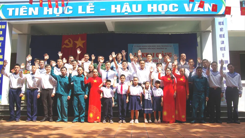 Cán bộ, chiến sĩ, giáo viên, học sinh, nhân dân và các lực lượng trên đảo Trường Sa chào mừng năm học mới..jpg