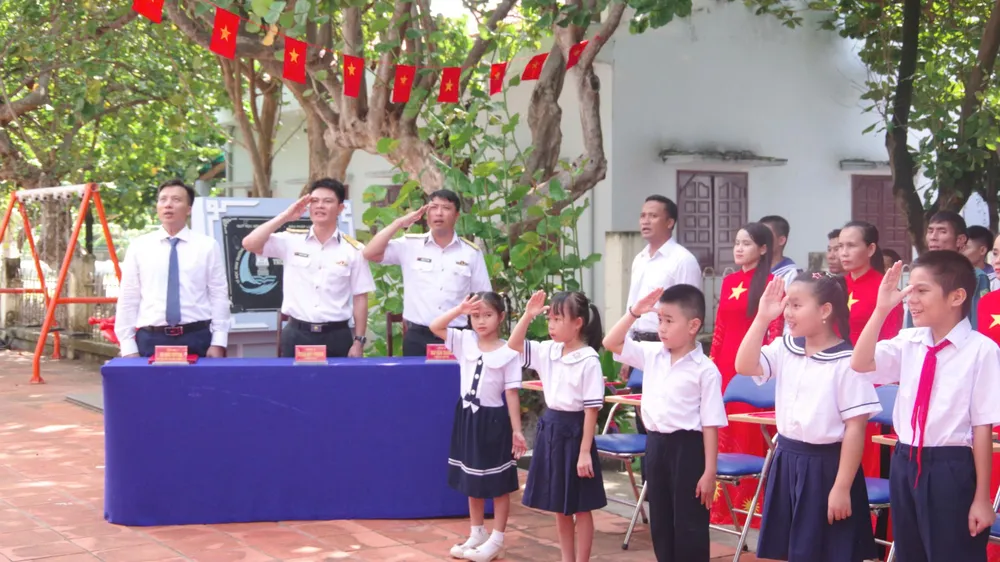 Lễ chào cờ trang nghiêm trong buổi Lễ khai giảng tại trường tiểu học Trường Sa.jpg