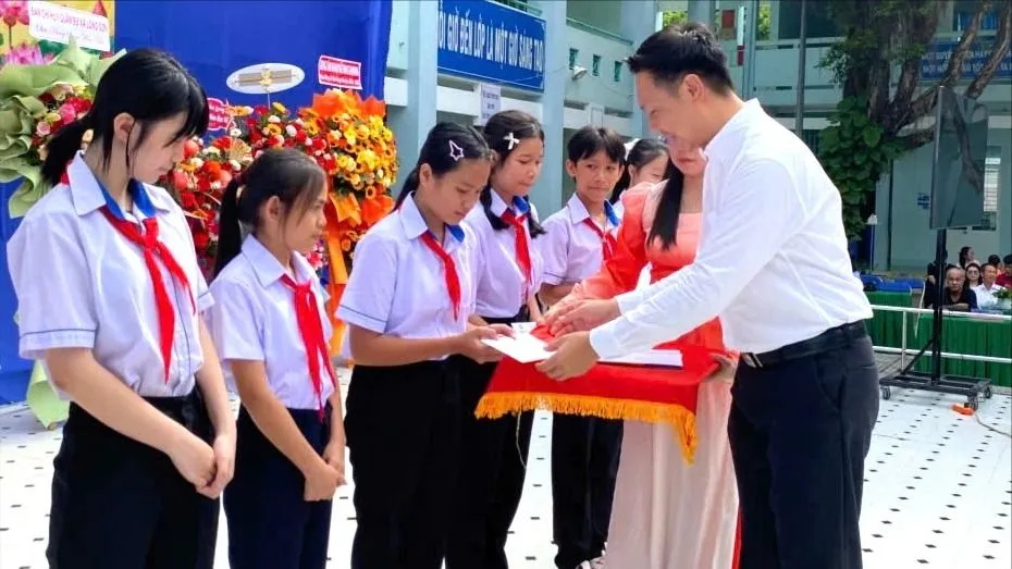 Ông Piya Sinaroj trao tang hoc bong cho hoc sinh.jpg