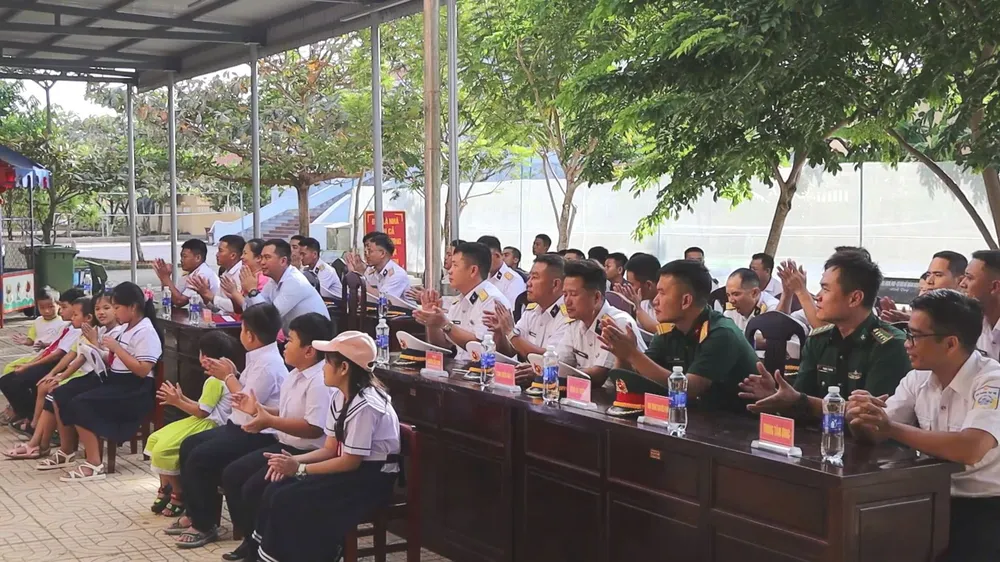 Quang cảnh buổi khai giảng tại trường Tiểu học Đá Tây.jpg