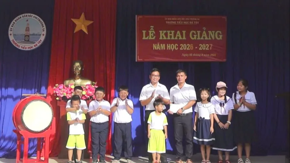 Tặng quà cho giáo viên tại Trường Tiểu học Đá Tây.jpg