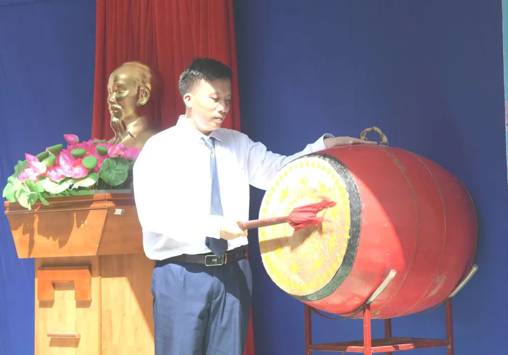 Trung tá Vũ Đức Quỳnh, Chỉ huy trưởng đảo Trường Sa đánh hồi trống khai giảng năm học mới.jpg