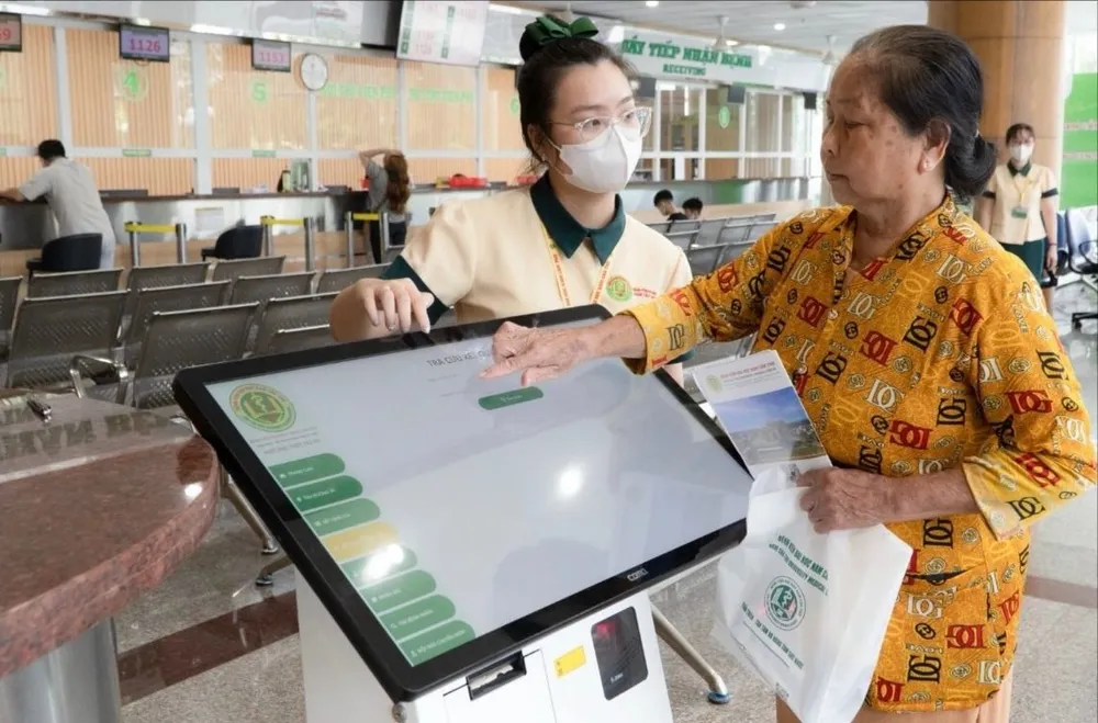 Kiosk tiếp đón tự động tại Bệnh viện Đa khoa Sóc Trăng