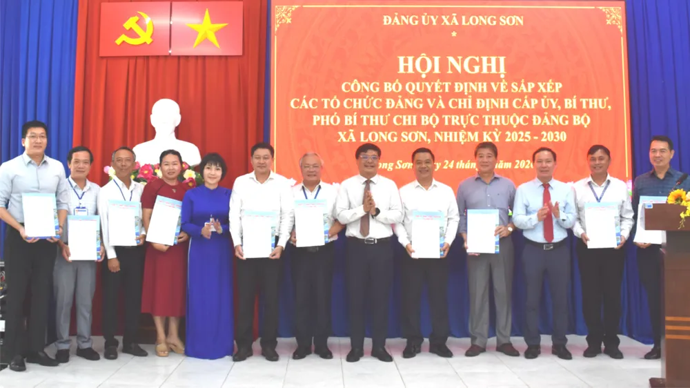 Xa Long Son cong bo quyet dinh