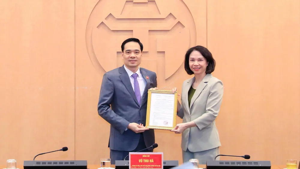 Ông Nguyễn Đức Long nhận quyết định bổ nhiệm giữ chức Phó Giám đốc Sở Y tế Hà Nội. Ảnh: HOÀI THU