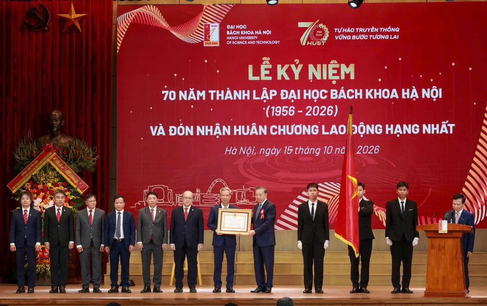tong-bi-thu-chu-tich-nuoc-to-lam-trao-huan-chuong-lao-dong-hang-nhat-cho-dai-hoc-bach-khoa-ha-noi-6223-5660.jpg