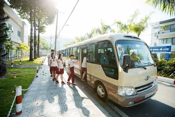 xe-cho-hoc-sinh-co-can-lap-camera-giam-sat-o-to-khong_(1).jpg