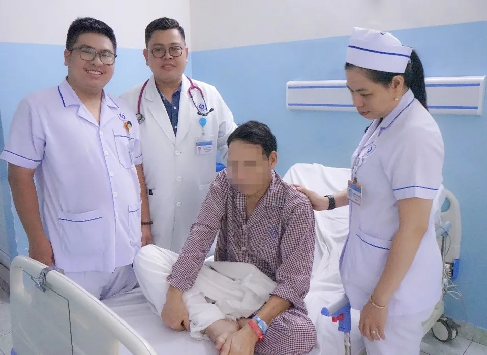 Bác sĩ và điều dưỡng thăm người bệnh trước khi xuất viện.jpg