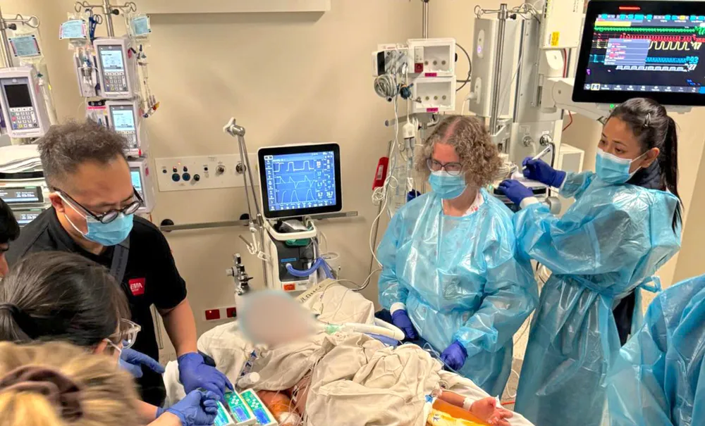 NHI DONG 2 CAP CUU.jpg VÈ DEN AUSTRALIA.jpg