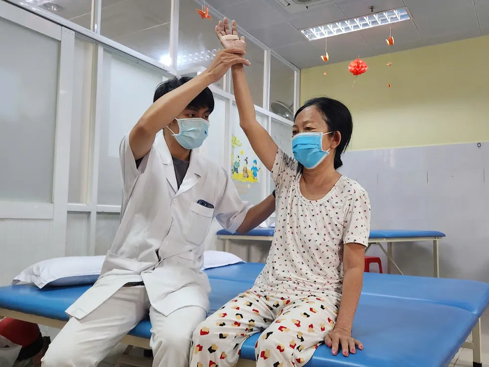 Bệnh nhân tập phục hồi chức năng sau điều trị đột quỵ tại Bệnh viện Lê Văn Thịnh