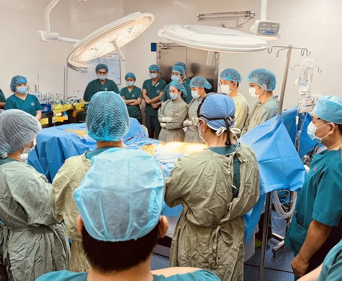 Hình ảnh êkip mặc niệm trước khi thực hiện 2.jpg