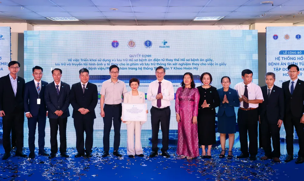 Đại diện Bộ Y tế trao quyết định triển khai sử dụng và lưu trữ hồ sơ Bệnh án điện tử cho Tập đoàn y khoa Hoàn Mỹ_final.jpg