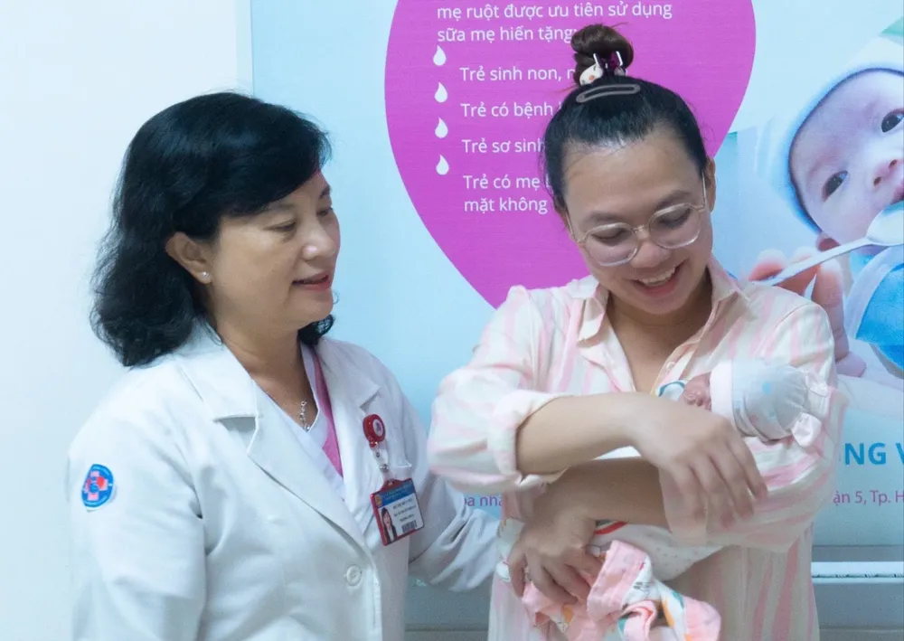 Hành trình trở về vòng tay mẹ của 2 trẻ sơ sinh cực non 