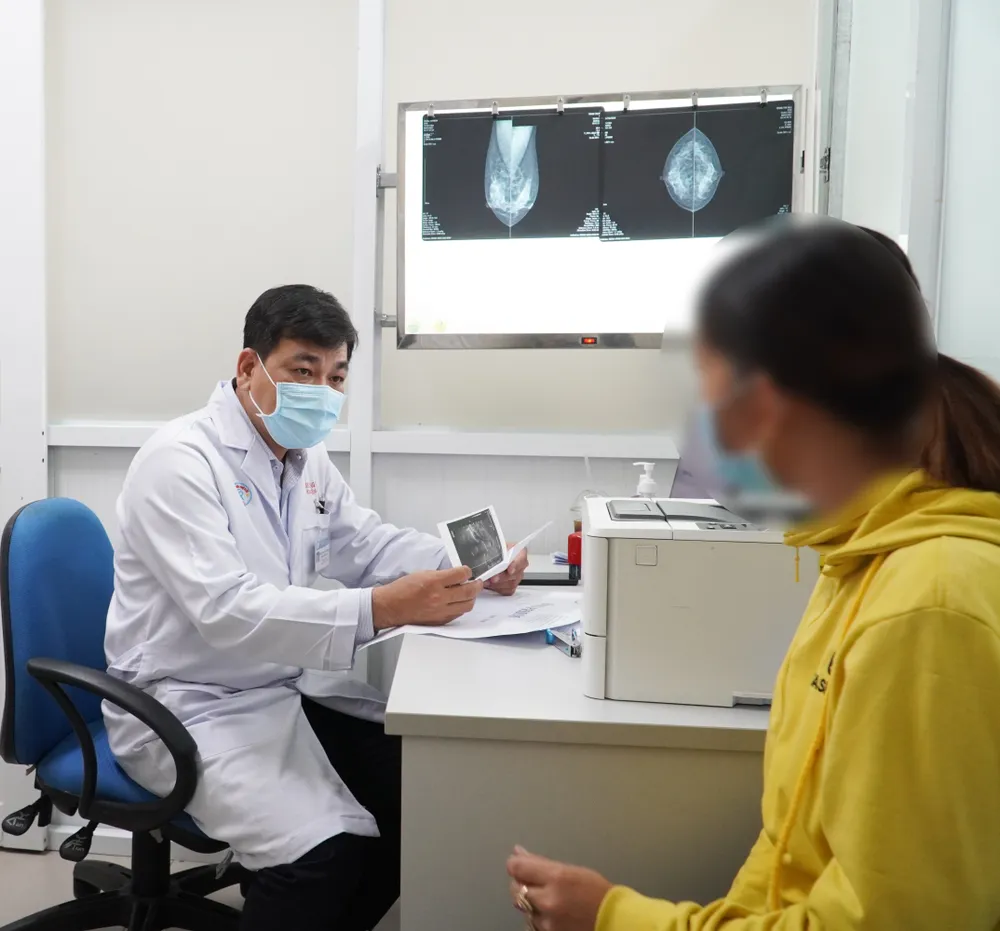 PGS.TS.BS Huỳnh Quang Khánh - Trưởng Đơn vị Tuyến vú khám bệnh cho bệnh nhân.jpg