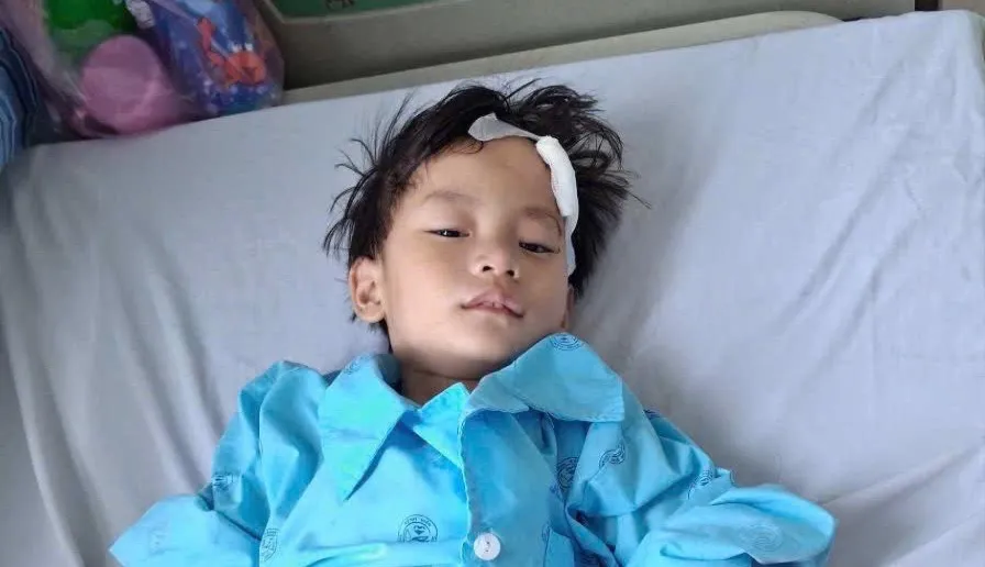 Bệnh nhi được chăm sóc tại Bệnh viện Đa khoa Thủ Đức, không có người thân bên cạnh