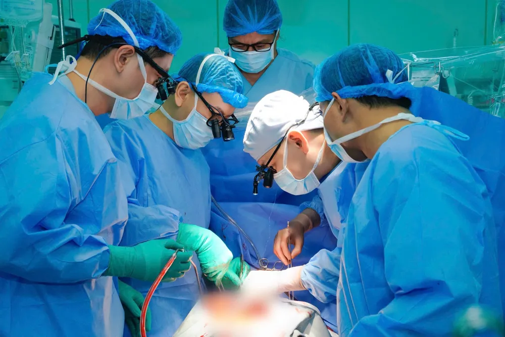 GS TS BS. Nguyễn Hoàng Định, Phó Giám đốc Bệnh viện, Trưởng ekip ghép tim thực hiện ca ghép cùng ekip nỗ lực giành lại sự sống cho người bệnh.jpg