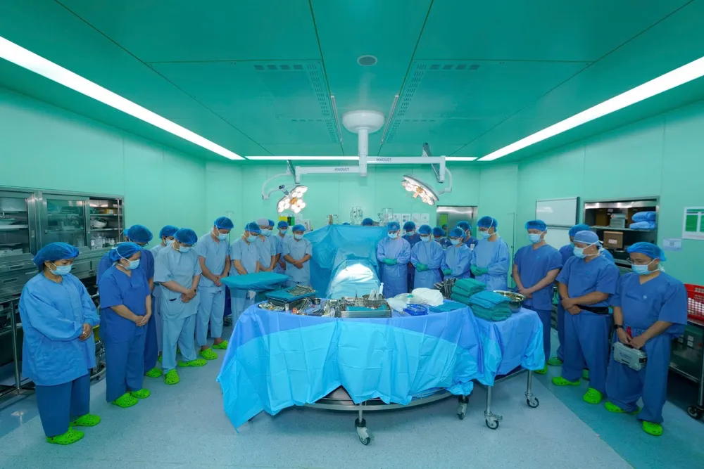 Một phút mặc niệm trước giờ phẫu thuật tri ân người hiến.jpg