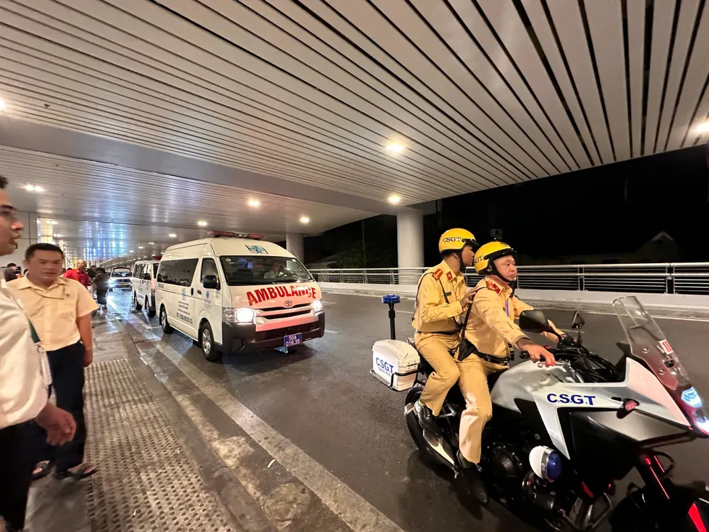 Phòng Cảnh sát giao thông, Công an TP. Hồ Chí Minh hỗ trợ dẫn đường, bảo đảm quá trình vận chuyển tạng được diễn ra nhanh chóng và an toàn.jpg