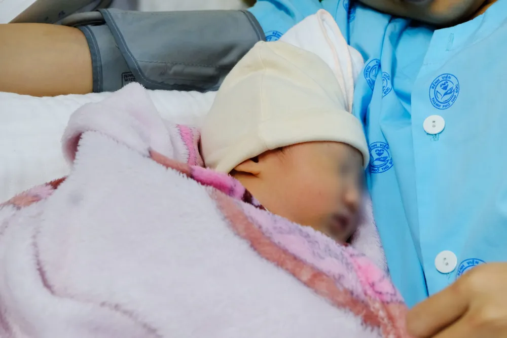 Bé gái chào đời sau ca phẫu thuật khẩn cấp