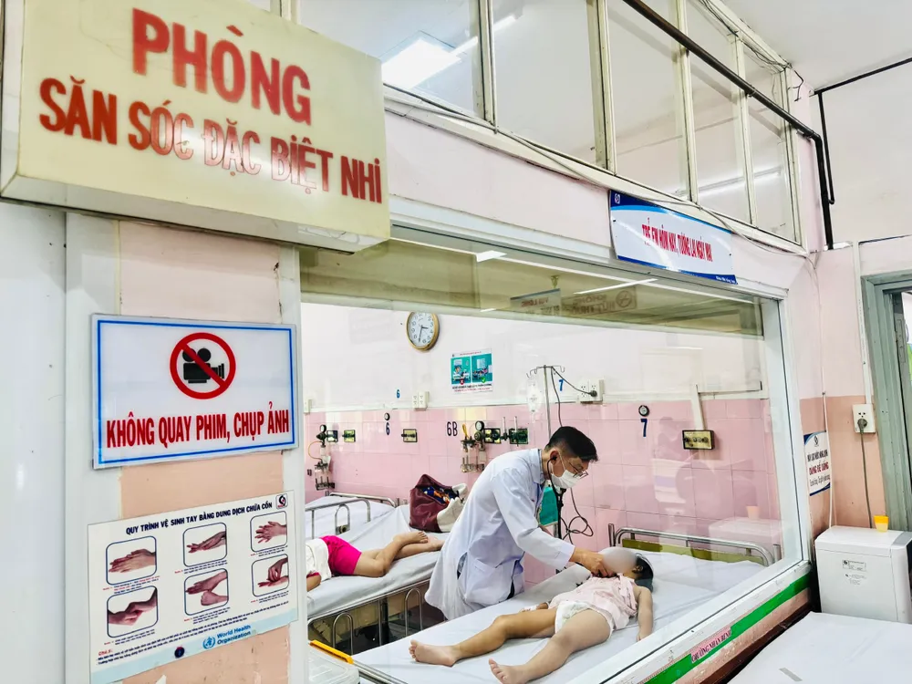 Một học sinh trường Tiểu học Bình Quới Tây được điều trị tại BV Nhân dân Gia Định.jpg.jpg