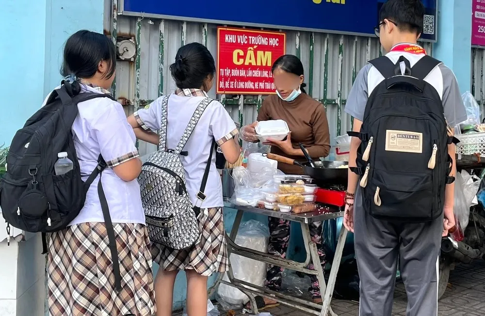 Người bán hàng rong "quên" đeo khẩu trang khi bán thực phẩm cho học sinh