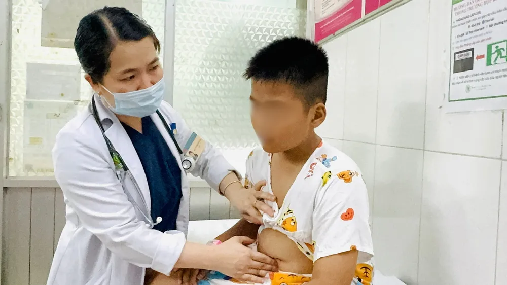 Vụ hàng loạt học sinh TPHCM nghi ngộ độc: Ca bệnh vẫn tăng cao 