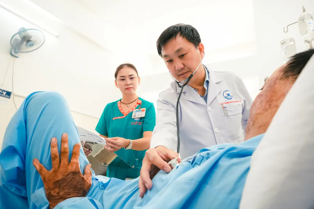 Bác sĩ, nhân viên y tế Bệnh viện Thống Nhất thăm hỏi sức khỏe người bệnh 5.jpg