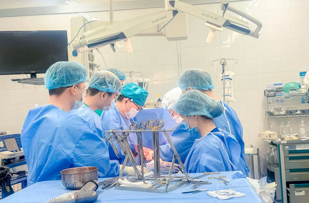 Các bác sĩ, nhân viên y tế Bệnh viện Thống Nhất tiến hành phẫu thuật cho người bệnh..jpg