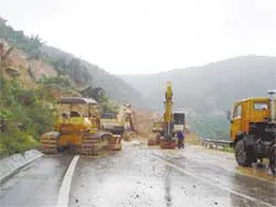 Núi lở gây ách tắc giao thông nghiêm trọng trên quốc lộ 1A