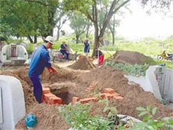 Thu 50% tiền công của công nhân có hợp lý?