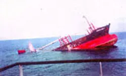 Cứu sống 8 thuyền viên bị chìm tàu