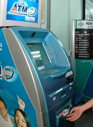 Dùng thẻ ATM giả rút 800.000.000 đồng
