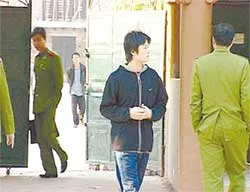 Thề trê chui ống