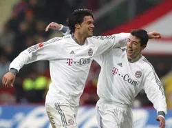 Nóng lên vụ "săn" Ballack ảnh 1