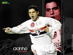 Cicinho: "Real Madrid vẫn rất mạnh" ảnh 1