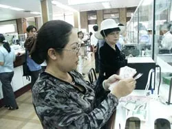 Lập quầy đổi tiền lẻ cho dân trong dịp Tết