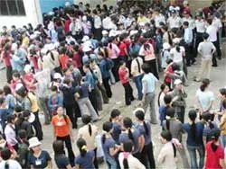 Công nhân Kollan đình công đòi tăng lương