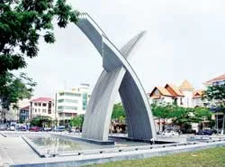 Biểu trưng cửa ngõ đầu tiên hoàn thành