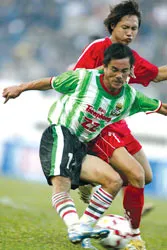 “Nóng” vì quyết tâm của các cầu thủ và vì... trọng tài ảnh 2