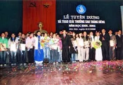 163 sinh viên nhận giải thưởng "Sao Tháng Giêng"