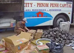 Bắt 3 xe khách chở hàng lậu từ Campuchia vào Việt Nam