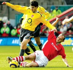 Real để mắt Fabregas - Arsenal săn đuổi Rosicky ảnh 1