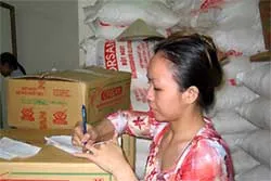 Khởi tố 3 bị can sản xuất bột ngọt giả