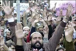 Biểu tình phản đối Mỹ sát hại 13 dân thường làng Damadola ảnh 2