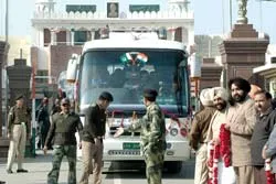 Khai trương tuyến xe khách thứ ba giữa hai nước