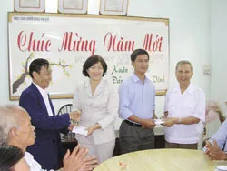 Trên 200 triệu đồng của bạn đọc chăm lo Tết cho người nghèo