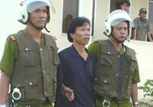 Thêm một cán bộ VKSND Bình Thuận nhận quà cáp của Hai Chi