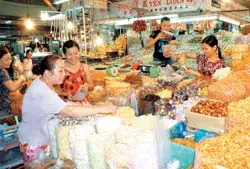 Hàng Tết phong phú, sức mua tăng nhanh